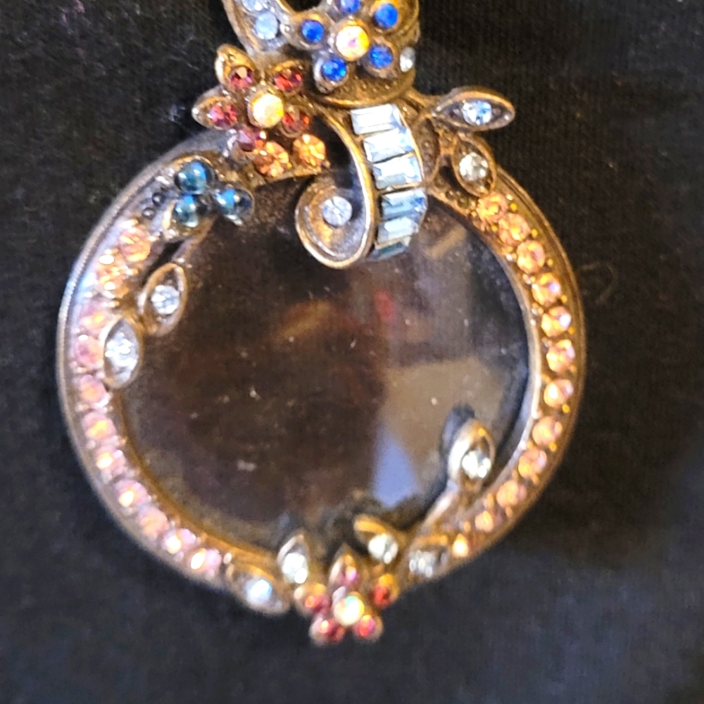 Sweet romance Lady Caroline magnifier lorgnette